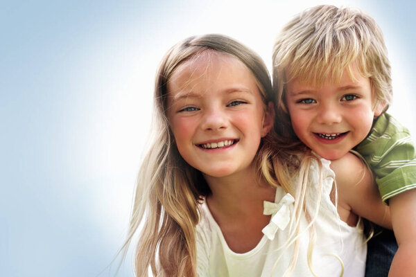 Syskon Syster Och Bror Eller Porträtt Med Piggyback För Bindning — Stockfoto