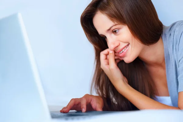 Rahatla Dizüstü Bilgisayar Yatakta Posta Okuyan Mutlu Kadın Sosyal Medya - Stok İmaj