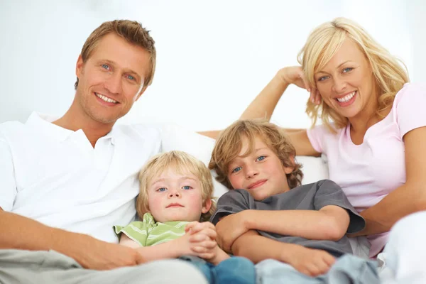 Portret Glimlach Familie Huis Samen Verlijming Ontspanning Verzorging Ondersteuning Zitbank — Stockfoto