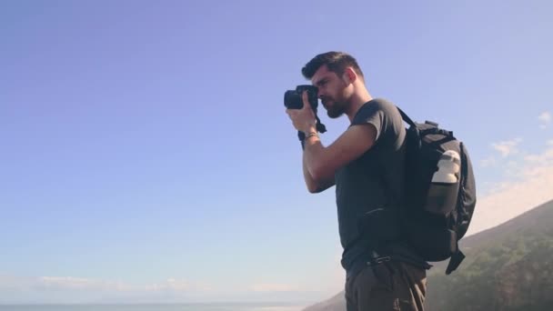 照相机图片 蓝天和自然人拍摄户外健康 远足或游览葡萄牙热带岛屿 背负式摄影记者的镜头聚焦 模拟摄影空间和记忆照片 — 图库视频影像