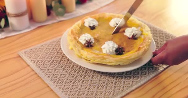 Crepe Cake Cutting Dan Dessert Atas Meja Dengan Tangan Untuk — Stok Video