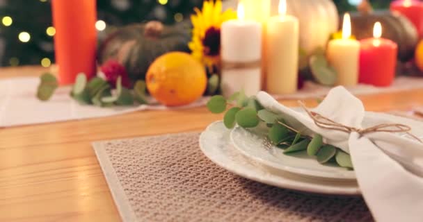 감사절 플레이트 장식으로 미세한 식사를위한 테이블 아파트에서 식사를위한 호스팅 이벤트 — 비디오