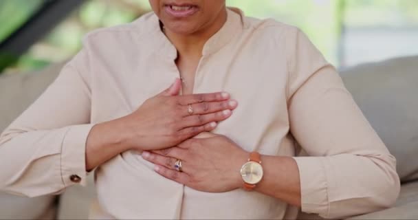 Dor Peito Ataque Cardíaco Fechamento Mulher Sofá Sala Estar Casa — Vídeo de Stock