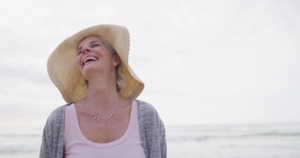 ビーチでハッピー 思考し 成熟した女性 または夏の旅行で歩きます または健康とウェルネスに感謝して笑うシニア 女性と笑顔 — ストック動画