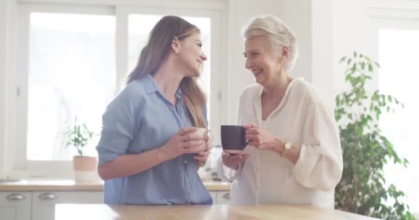 与家中的老年母亲和妇女在一起 享受温馨 放松和爱的快乐 与人一起微笑 关心和友善 为感激 退休和世代欢笑 — 图库视频影像