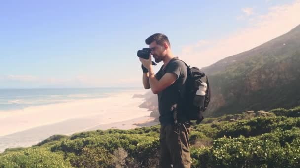 摄影师和相机在远足 户外和旅行的性质 冒险和照片的记忆 自由与观光或图片 探险与远足或海洋健康观 — 图库视频影像