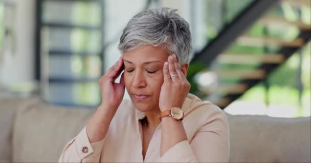 Старша Жінка Головний Біль Або Масажний Храм Полегшення Болю Розчарування — стокове відео