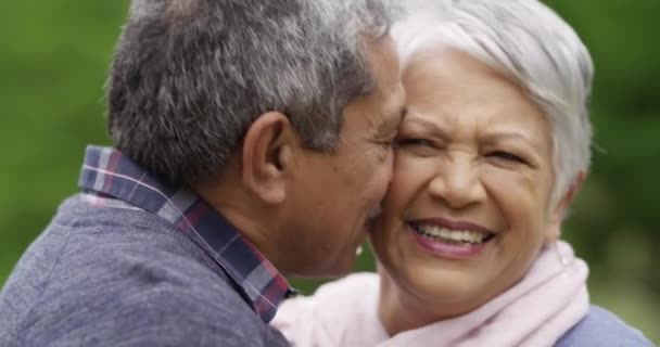 Liebe Glückliches Und Älteres Paar Küssen Sich Park Für Date — Stockvideo
