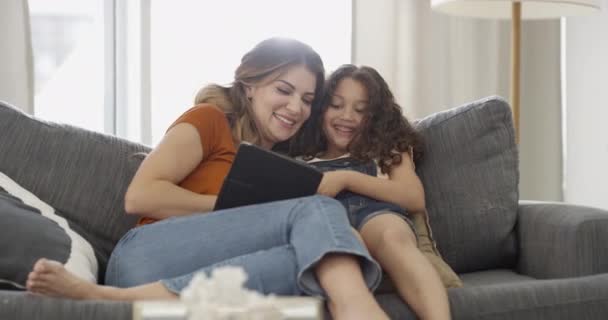 Mother Child Tablet Couch Social Media Streaming Series Movie Mom — Stock Video