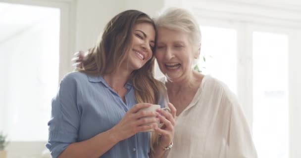 Lach Koffie Gelukkig Met Senior Moeder Vrouw Het Ouderlijk Huis — Stockvideo