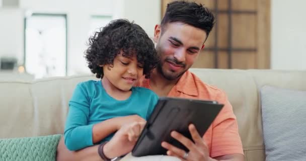 Pai Criança Tablet Para Educação Casa Aprendizagem Jogos Line Sofá — Vídeo de Stock
