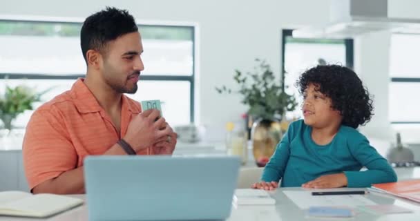 Padre Hijo Ayuda Con Lectura Prueba Aprendizaje Para Proyecto Escolar — Vídeos de Stock