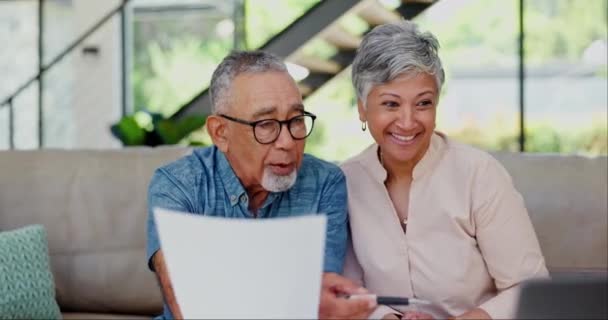 ドキュメント ノートパソコン シニアハッピーカップルは 金融ローン 退職年金について話しています オンラインクレジットの増加 財政予算 家庭貯蓄のための税金返済 老人または笑顔 — ストック動画