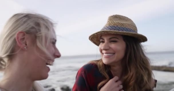Gülüşmeler Tatilde Kumsalda Kadınlar Arkadaşlar Macera Özgürlük Birlikte Gülümseme Doğa — Stok video