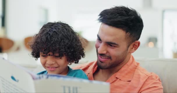 Pai Filho Livro Para Ler Sofá Aprendizagem Fantasia Com Sorriso — Vídeo de Stock