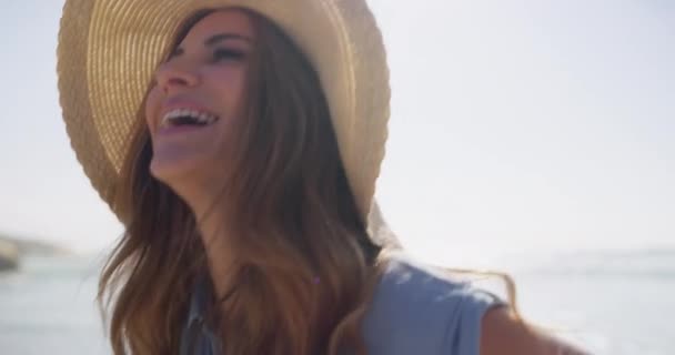 Libertad Sombrero Cara Mujer Feliz Playa Para Vacaciones Verano Viajes — Vídeo de stock