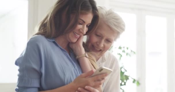 Hug Телефон Щасливий Старшою Матір Жінкою Сімейному Будинку Онлайн Сміх — стокове відео