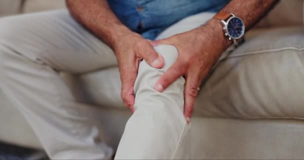 Knie Pijn Stress Senior Man Een Bank Met Spier Probleem — Stockvideo