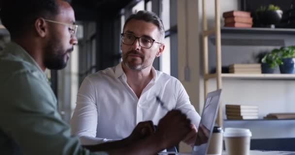 Adamları Işbirliği Web Tasarımı Yönetimi Masadaki Iletişimi Sağlayan Dizüstü Bilgisayarlar — Stok video