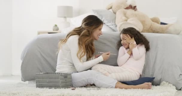 Moeder Kind Aanbrengen Van Make Oogschaduw Lachen Humor Vloer Verlijming — Stockvideo