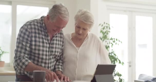 財務書類 住宅ローン 年金計画のためのタブレット上のシニアカップル 請求書 デジタルテクノロジーのキッチンの資産管理や予算のハッピーな高齢者 — ストック動画