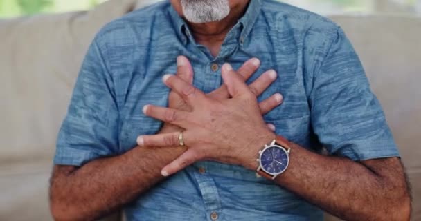 Szívroham Stressz Kezek Öregember Mellkasán Kanapén Fájdalommal Vagy Légzési Problémákkal — Stock videók