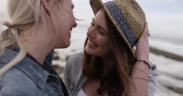 Lesbičky Pár Láska Pláži Polibkem Romantikou Smíchem Pro Dovolenou Dovolenou — Stock video