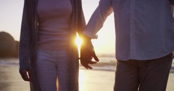 Seniorenpaar Strandspaziergang Und Händchenhalten Bei Sonnenuntergang Und Heiraten Urlaub Freien — Stockvideo