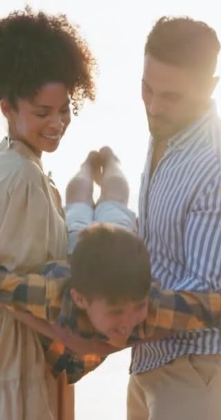 Glückliche Familie Kind Und Schaukel Strand Mit Den Eltern Liebe — Stockvideo