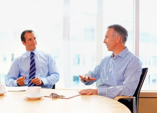 会议室和办公室里的商务人士进行对话 交谈和计划 公司员工 律师事务所团队和董事会中负责战略 协作和B2B网络建设的男性 — 图库照片