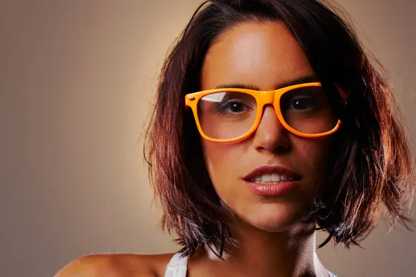 Portret Kobieta Twarz Okularami Studiu Brązowym Tle Modelowania Mody Wizją — Zdjęcie stockowe