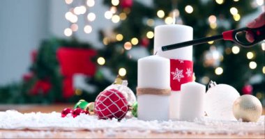 Noel için evde ağaç, süs ya da şenlik masasıyla süslenmiş sarı, alevli ve yanan mumlar. Kış, etkinlik ve çakmak Hıristiyanlığı, bayramı veya partiye hazırlanmayı kutlamak için yanıyor.