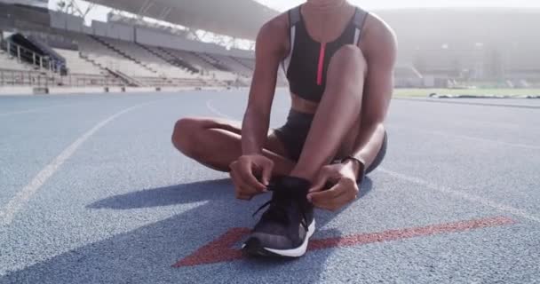 Sapatos Laços Gravata Mulher Atleta Estádio Chão Para Treino Exercício — Vídeo de Stock