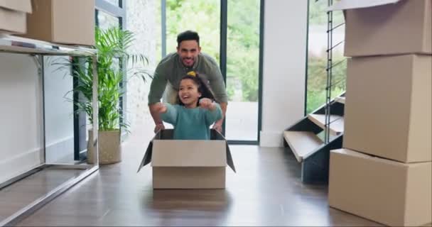 快乐的爸爸 盒子和玩与女孩在新家的房地产 债券或房地产投资 父亲带着微笑推动孩子开心地搬迁 翻新或一起搬到家里 — 图库视频影像