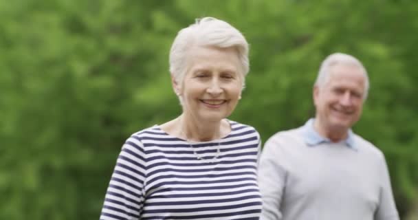 Park Szczęśliwa Kobieta Para Seniorów Spacery Miłość Prowadzić Partnera Małżeńskiego — Wideo stockowe