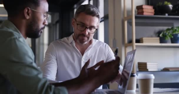 Adamları Danışman Işbirliği Web Tasarım Yönetimi Masadaki Iletişimle Ilgili Dizüstü — Stok video