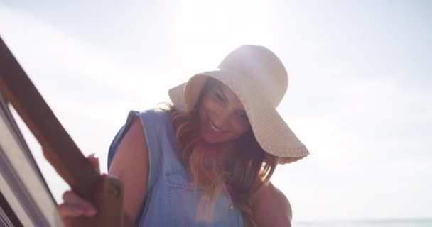 帽子和快乐的女人坐在海洋的椅子上度过暑假 户外旅行和热带岛屿 在巴厘岛 在平静的海滩度假 享受自由 阳光和大海的放松 旅行和女孩 — 图库视频影像