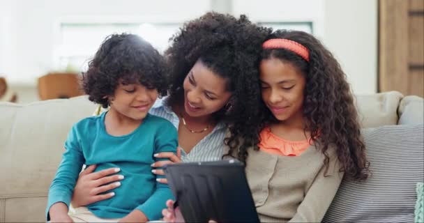 家庭教育のための母親 タブレット ニュースや映画のためのソファーでEラーニングやオンラインゲーム デジタルテクノロジー インターネット ストリーミングサプライズで幸せな人種間の家族や子供たち — ストック動画