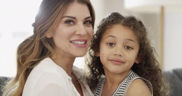 Portret Knuffel Moeder Met Kind Bank Voor Ochtendliefde Glimlach Hechting — Stockvideo