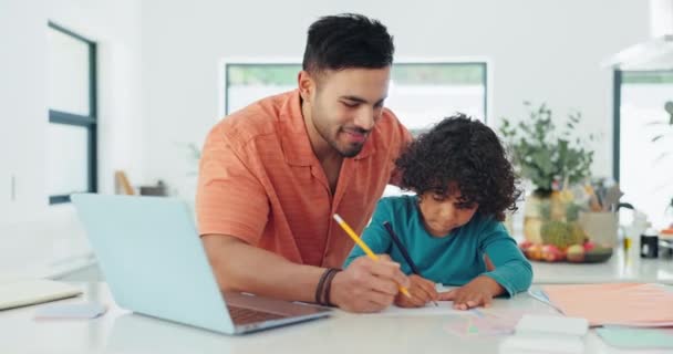 Evde Eğitim Gören Baba Çocuk Kağıt Yazmak Bilgi Almak Ödev — Stok video