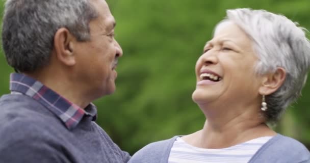 Zabawna Dowcip Szczęśliwa Para Seniorów Ogrodzie Śmiejąc Się Więzi Zabawy — Wideo stockowe