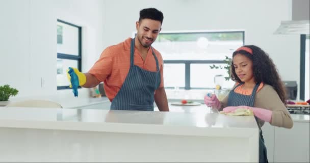 Tata Córka Sprzątanie Kuchni Rękawiczkami Nauczanie Higieny Usuwanie Bakterii Ladzie — Wideo stockowe