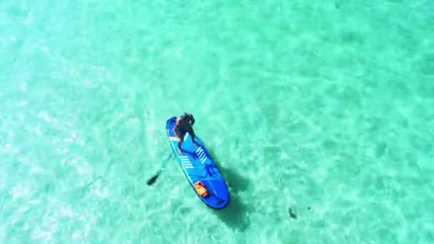 Oceano Aventura Casal Paddleboard Drone Com Água Azul Liberdade Férias — Vídeo de Stock