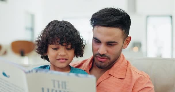 Vater Sohn Und Buch Zum Lesen Auf Dem Sofa Lernen — Stockvideo