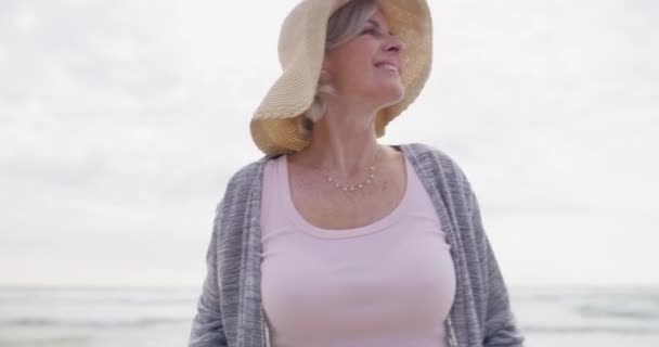 Olgun Mutlu Bir Kadın Plajda Yürümek Için Şapka Seyahat Iyileşmek — Stok video