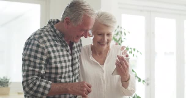 Telefoon Gelukkig Senior Koppel Lezen Online Pensionering Nieuws Digitaal Artikel — Stockvideo