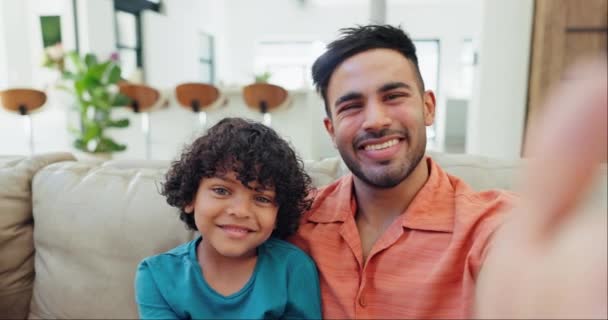 Selfie Tersenyum Dan Wajah Ayah Dan Anak Sofa Untuk Ikatan — Stok Video