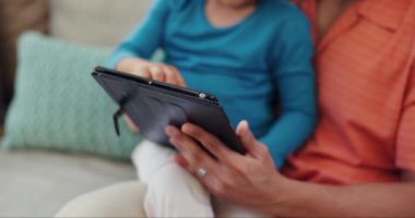 Ebeveyn, çocuk ve eller eğitimli tablet, e-öğrenim ve ev yapımı için kanepe üzerinde online oyunlar. Aile ve çocuk dijital teknolojide ve dinlenme odasında film, yayın ya da okulun internet sitesinde.