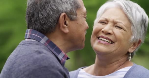 Szczęśliwy Pocałunek Para Seniorów Parku Miłości Zabawy Podróży Randki Śmiech — Wideo stockowe