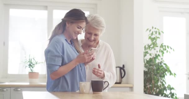 Кава Телефон Щаслива Старшою Матір Жінкою Сімейному Будинку Онлайн Сміху — стокове відео